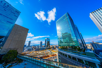 青空と高層ビルの風景