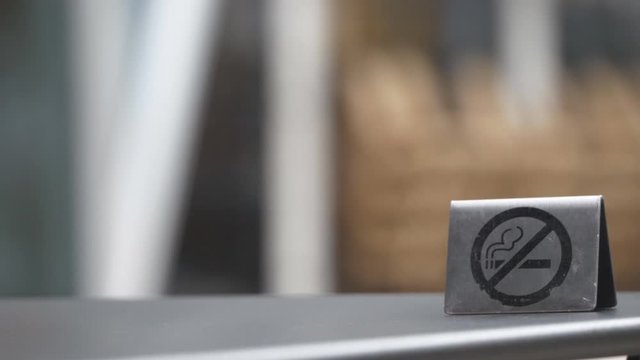 A &lsquo;no smoking&rsquo; sign in a table.