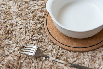 皿, 白, フォーク, 食器, シンプル, 朝食, 食べ物, おしゃれな, 食卓, テーブル, 布, 中身のない, セラミックス, 料理, 健康な, 素材, 食事, もの, カフェ, モーニング