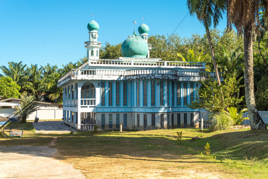 The islands in the Ko Lanta district are mainly Muslim. The mosque of Samakkhi Matsayit is located on the island of Ko Lanta Noi