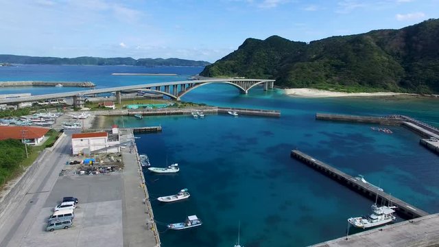 「ドローン映像」沖縄の国立公園慶良間諸島にある、阿嘉島のシュノーケリングやダイビングが人気の美しい海の空撮-"Drone video" Aerial view of the beautiful sea where snorkeling and diving are popular on Aka Island in the Kerama Islands, Okinawa's national par
