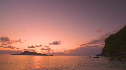 「夕焼け」沖縄の国立公園慶良間諸島にある、阿嘉島のシュノーケリングやダイビングが人気の美しい海にあるビーチ-"sunset"A beach in the beautiful sea where snorkeling and diving on Aka Island are located in the Kerama Islands, Okinawa's national park