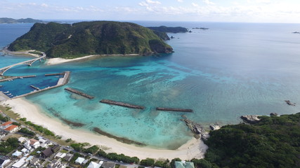Fototapeta premium 「ドローン写真」沖縄の国立公園慶良間諸島にある、阿嘉島のシュノーケリングやダイビングが人気の美しい海の空撮-