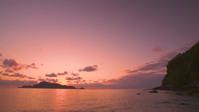 沖縄の国立公園慶良間諸島にある、阿嘉島のシュノーケリングやダイビングが人気の美しい海にあるビーチ-A beach in the beautiful sea where snorkeling and diving on Aka Island are located in the Kerama Islands, Okinawa's national park