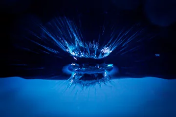 Klassischer blauer Wassertropfen auf schwarzem Hintergrund © Gabriel O.