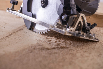 電動のこぎりとおがくず