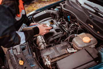 Replacing the fluid in the car. Change the oil, close the selective focus. replacing the fluid in the car. equipment maintenance