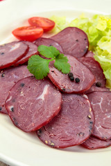 tranches de saucisson au poivre dans une assiette