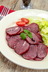 tranches de saucisson au poivre dans une assiette
