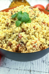 plat de taboulé sur une table en bois