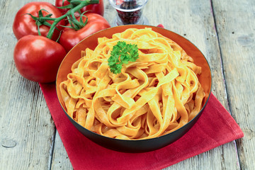 plat de tagliatelles à la tomate