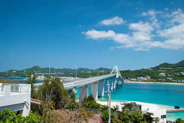 Obraz premium 晴れた日の瀬底島から眺める沖縄本島と瀬底大橋