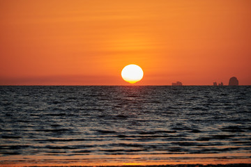 Obraz premium A sunset view with Omega sun at Hat Yao, Krabi, Thailand