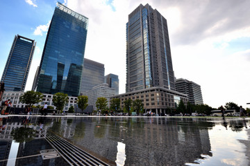 Obraz premium 打ち水に映る東京丸の内口風景