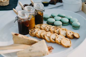 Macarons y mermeladas en tostada