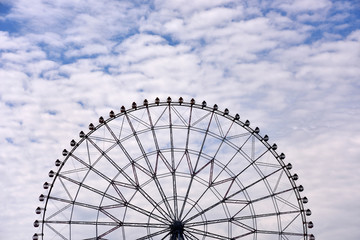 青空と公園の観覧車