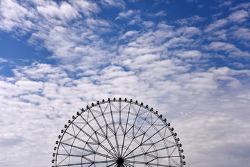 青空と公園の観覧車