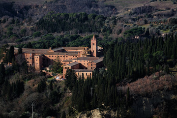 Fototapeta na wymiar Foto scattata all'Abbazia di Monte Oliveto dal punto panoramico di Chiusure (SI)..