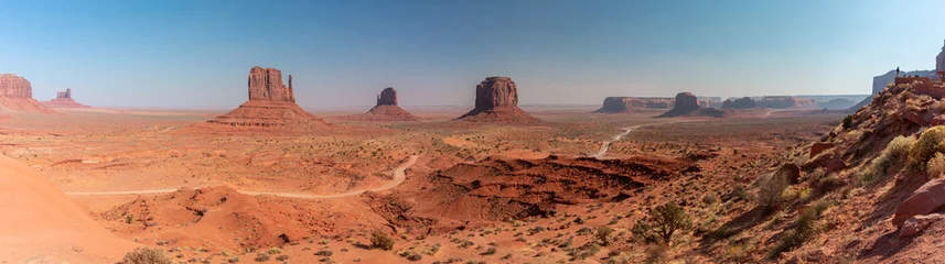 Selbstklebende Fototapeten Coral Weites Panorama des Monument Valley Utah  © Richard
