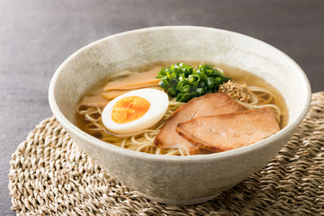 ほんわか湯気の立つ、熱々の醤油ラーメン