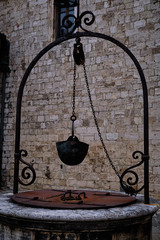 Foto scattata nel centro storico di San Quirico d'Orcia ad un antico pozzo.