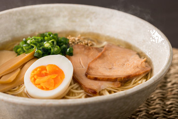 ほんわか湯気の立つ、熱々の醤油ラーメンのアップ