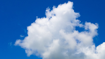 Obraz premium White clouds in blue sky
