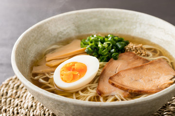 ほんわか湯気の立つ、熱々の醤油ラーメンのアップ