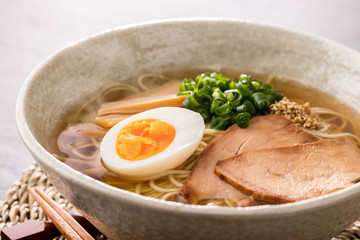 ほんわか湯気の立つ、熱々の醤油ラーメンのアップ