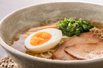 ほんわか湯気の立つ、熱々の醤油ラーメンのアップ