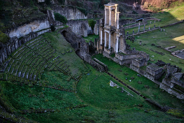 Foto scattata ai resti del Teatro romano di Volterra.