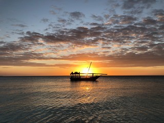 Fototapeta na wymiar barca al tramonto