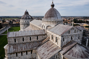 Fototapeta premium Foto scattata dalla cima della Torre di Pisa nella famosa Piazza dei Miracoli.