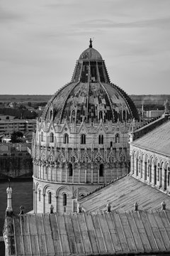 Foto scattata dalla cima della Torre di Pisa nella famosa Piazza dei Miracoli.