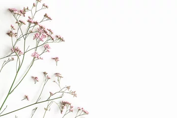 Fototapete Blumen Zusammensetzung. Rosa Blumen auf weißem Hintergrund. Flache Lage, Ansicht von oben © Flaffy