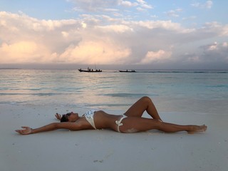 donna al tramonto in spiaggia