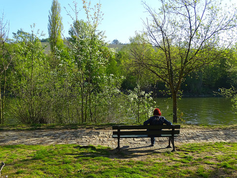 Eine Mittagspause auf einer Parkbank am Flußufer, bringt Entspannung und neue Kräfte.