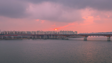 서울 서울숲 한강공원에서 바라본 한강 노을