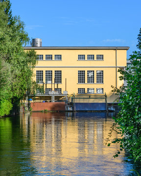 Historische Kraftwerksanlage am Proviantbach in der Wolfzahnau in Augsburg
