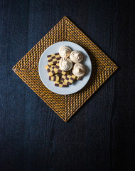 Assiette de biscuits sur plateau en osier