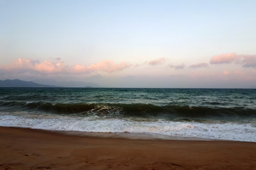 Fototapeta na wymiar sea ​​at sunset at high tide