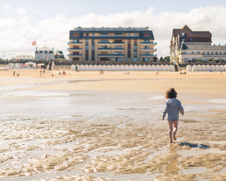 Enfant jouant sur la plage en Normandie