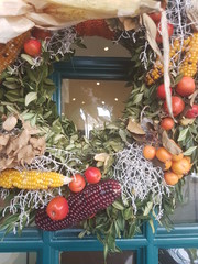 getrockneter Erntedank Kranz an einer Tür