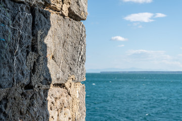 Cacher derri&egrave;re le mur