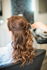 Naklejka premium Coiffure, Préparation de la mariée