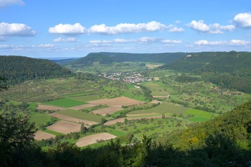 Fototapeta premium Schwäbische Alb, Blick von der Hindenburgbrücke Richtung Neidlingen