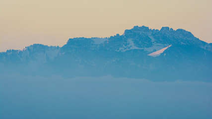 Berge im Nebel - Sonnenaufgang in den Alpen