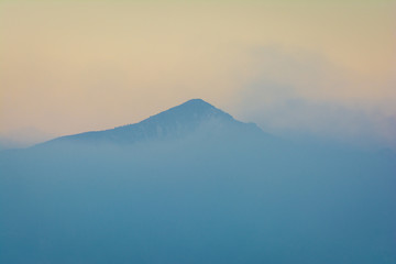 Berg im Sonnenaufgang mit Nebel - Morgen in den Alpen