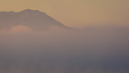 Berge im Sonnenaufgang mit Nebel - Alpen am Morgen