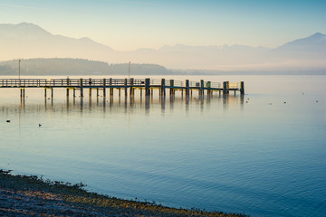Obraz premium Sonnenaufgang am See und Berge im Nebel - Morgen am Chiemsee